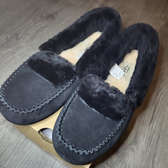 UGG Shoes - Ugg Dakota spill seam